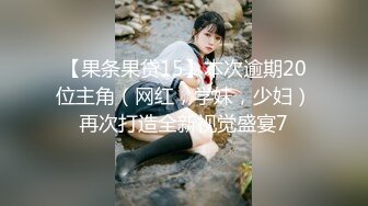 生活需要解压，气质小少妇白衬衣开档牛仔裤很是性感诱惑，镜头前跟狼友互动撩骚，揉奶玩逼特写道具抽插刺激