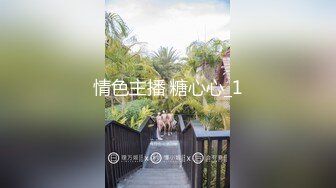  大逼少妇精彩展示，全程露脸抠逼玩弄高潮喷水不断，水果塞逼里，深喉大鸡巴