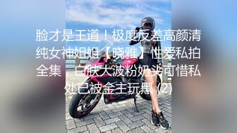 清纯文静邻家妹妹型新人小姐姐，拨开丁字裤扣弄超嫩粉穴，手指抽插搞得很湿，拿出假屌侧入娃娃音娇喘