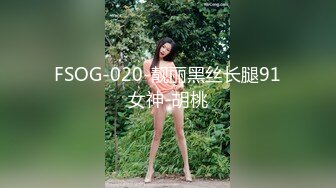   穿着粉红色小碎花的气质美少妇和炮友啪啪操逼做爱，一顿爆操之下白浆四溅，电话之下更加刺激