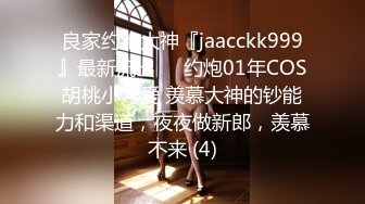 闺蜜老婆双飞一起上互舔互摸，这次单男爽翻了，战斗力也同样给力，我再旁边举着镜头刺激得邦硬，就喜欢老婆最犯贱的样子，最迷人了。单男最后还把老婆抱起来干，好有力量感啊。