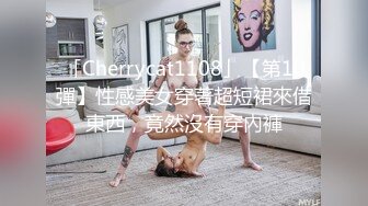 戴眼镜的老熟女私底下这么风流，邀请两炮友到家一起干，两洞齐开爽歪歪！