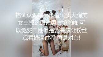 文静妹妹居家操逼，全裸美腿足交，笑起来甜美，埋头吃屌，扶屌入穴抽插，骑乘位操草骚逼