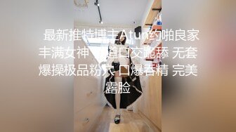    肤白貌美姐妹花一起伺候大哥，给大哥舔乳头吃鸡巴，激情上位无套抽插大哥玩两女的骚操作不断