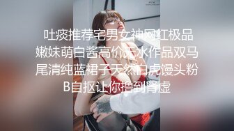 酒吧偷拍极品高跟鞋美女光顾着玩手机了