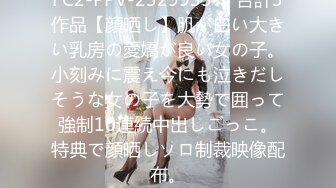 18清纯甜美萝莉嫩妹独自在家诱惑，撩起小背心露奶子，特写假屌摩擦嫩穴，插入掰穴揉搓阴蒂，呻吟娇滴滴