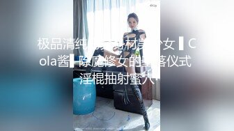  长发年轻嫩妹子，吊带装牛仔短裤，被小挫哥哥嘴接尿，全裸露脸交玩69女上位啪啪