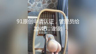 【新片速遞】 学校保安窗户缝偷窥漂亮的学生妹洗鲍鱼擦身体