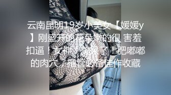 吊带格子裙短发甜美高端外围小姐姐 ，没穿内衣掏出奶子吸吮 ，躺在身上揉奶扣穴 ，按头插嘴深喉 ，扶着细腰后入猛操