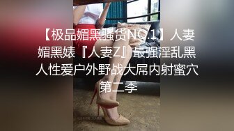    妹妹户外干活，在后山摘着东西，肚子饿了就停下来找哥哥要棒棒吃，吃得可真香