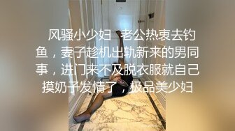  极品圆润美臀小少妇居家夫妻啪啪，跪着按头深喉插嘴，开档黑丝翘起大屁股后入