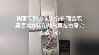  淫娃女友黑丝情趣全程露脸跟狼友发骚互动，主动扒下男友的裤衩舔弄大鸡巴吸蛋蛋