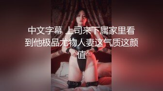 没有男人的新娘一个人玩的也很嗨，新娘装无毛白虎逼陪狼友发骚，逼逼里夹着大黑牛菊花里塞着跳蛋高潮喷水