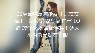 金色小辫子美女回归大自然，扒开洞口微张的BB尽情发泄