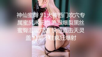 逼逼非常粉嫩的金发碧眼维族美女和汉族网红闺蜜互玩下体看着性感的逼毛非常有撸点