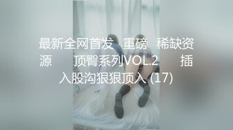 牛逼就这么大摇大摆走进女浴室偷窥女人洗澡