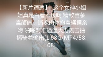 跟随偷窥跟男友坐地铁的眼镜美女 想到这么清纯的妹子 出门居然不穿内内 旁边大哥有没有闻到骚味