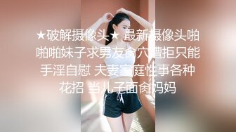 饭后洗碗的媳妇，正在厨房忙活儿，老公性瘾来了，骚婆娘碗都不洗，立马蹲下来吃鸡，真浪！