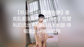 KTV女厕全景偷拍穿着连体衣的少妇把裆部往边上一扒拉就开尿