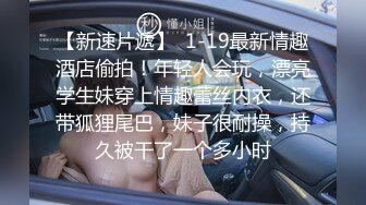 厕拍狂人被发现也不走气的美女很无奈