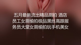 抖音巨乳网红李雅晚上寂寞难耐小区附近溜达搭讪18岁楞青小伙把他带回家玩弄，满足她的兽欲