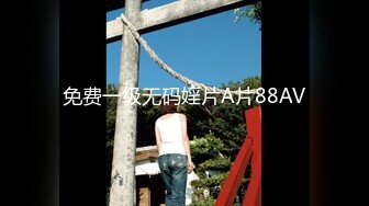 『闺蜜双飞』两男三女，一小哥与短发妹子啪啪，69互舔沙发上火力输出