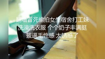  尤物骚女两男一女3P激情啪啪，从下往上视角拍摄，两根JB交掰穴揉搓尿尿