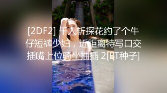 红色吊带包臀裙的美女逛夜市 岔开腿被抄底粉色内裤紧紧包裹勒出深深的逼缝隙中间湿了侧面还露毛