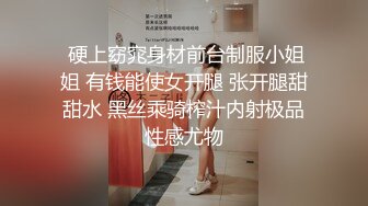 服装店老板娘营业期间坐前台边壹本正经的营业,下面露臊B给你看,也不怕路过行人发现