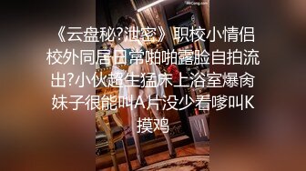 国产小妖精与摄影师上演了场性爱，道具自慰，再用黑丝给打飞机啪啪