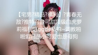 眼镜胖哥约操蓝色头发美妞，细长美腿苗条身材，舌吻互摸灵活舌头舔屌，骑上来操几下累了，扶腰后入猛1