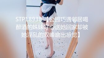 《魔手✿外购✿极品CP》景区女公厕完美定点角度全景偸拍✿先脸后逼各种气质小姐姐大小便讲卫生的撅着屁股排泄双洞一清二楚