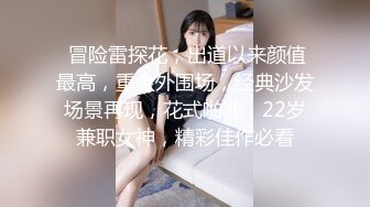 女仆装的黑丝少妇跟两男玩3P，玩完游戏开始伺候大哥，胖瘦组合听狼友指挥吃鸡巴，被两男前后玩弄草到高潮