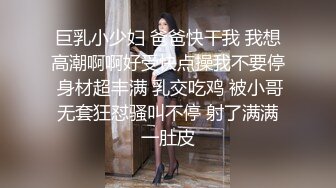 腰细美乳红唇淫骚美少妇情趣装高跟鞋，拨开内裤揉搓逼逼几下就出水，翘起美臀道具小JJ后入抽插，毛毛浓密非常诱人