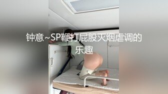  牛仔短裤大长腿贫乳美女和炮友居家啪啪，近距离特写口交舔屌，翘起屁股舔逼后入撞击美臀