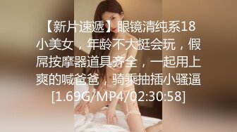 超高颜值清纯美女，抓起大屌往嘴里吸，扶着JB大屁股猛砸，顶级美臀极度诱惑