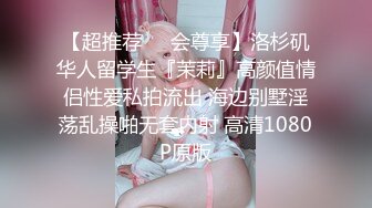 游乐场女厕全景偷窥多位半蹲着尿的美女各种美鲍轮番呈现 (2)