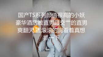 大辫子花姑娘镜头前露脸被大哥玩逼，颜值不错逼逼也很大直接让大哥用手淘玩拳交，雪花啤酒塞入骚穴抽插呻吟