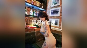 妹子蹲着在床上吃大鸡巴