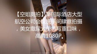 颜值不错的风骚女模特，大辫子漏出骚奶子诱惑狼友跟两位大哥激情3P，让小哥吃奶玩逼轮流爆草抽插，浪叫呻吟