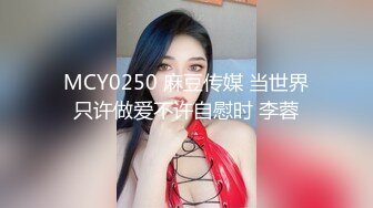 168CM美腿小妞，笑起来舔一脸呆萌，扒掉裙子内裤，蹲着吸屌活很不错