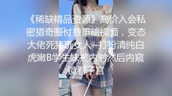 【新片速遞】 商场女厕全景偷拍两个美女的肥鲍鱼❤️卧槽!无意中发现还有一个小伙也在趴下看美女的B