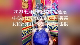 阿夏探花约了个黑衣牛仔裤妹子调情69舔逼，再到床上近距离拍摄开档黑丝后入猛操