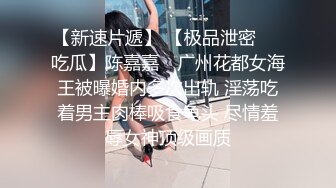 学校男老师偷拍两个放假没回家的学生妹在女澡堂洗澡