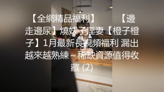 牛仔裤网红脸妹子，沙发调情口交再到床上骑乘抽插，被捅菊花疼不让操了